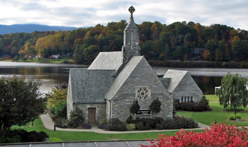 Memorial Chapel near Lake Junaluska, NC by Daniel Hass (Own work) [CC BY-SA 3.0 (http://creativecommons.org/licenses/by-sa/3.0)], via Wikimedia Commons